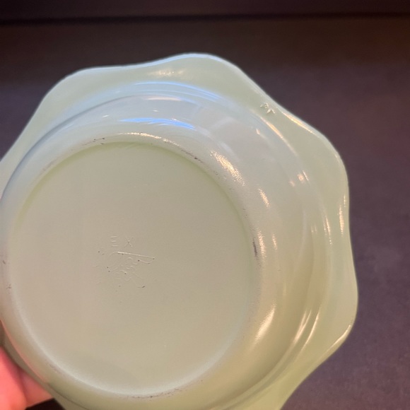 Vintage British Pyrex Scalloped Bowls in Green and Yellow - Picture 8 of 11